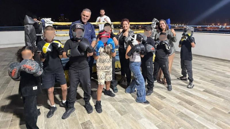 אלוף העולם באיגרוף במשקל בינוני, גוהר אבו לאשין, עם ילדי חליסה | צילום: מתנ