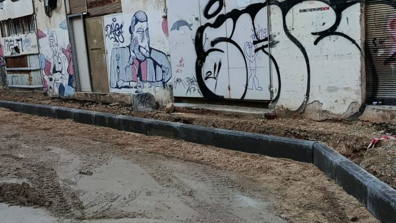 הצרת המדרכות ברחוב עקרון במהלך השיפוץ | צילום: איליה רץ |