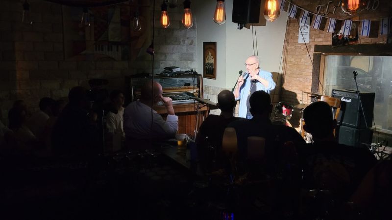 איזי רוזוב על הבמה | צילום: אלבום פרטי