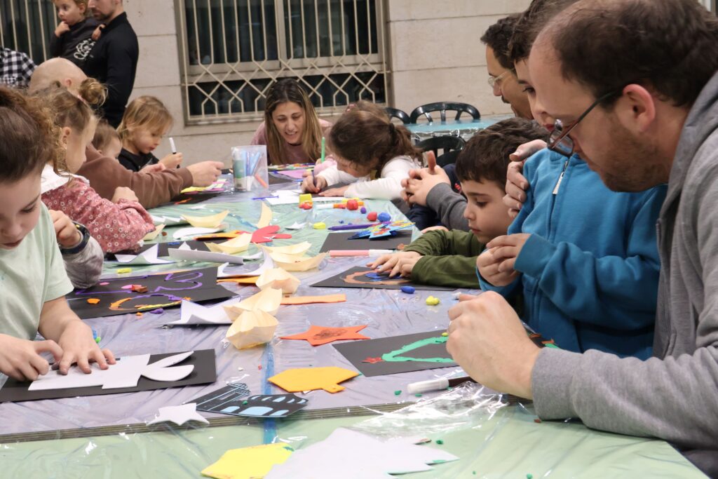 יוצרים קישוטים לחג | צילום: מרכז חינוך ליאו באק