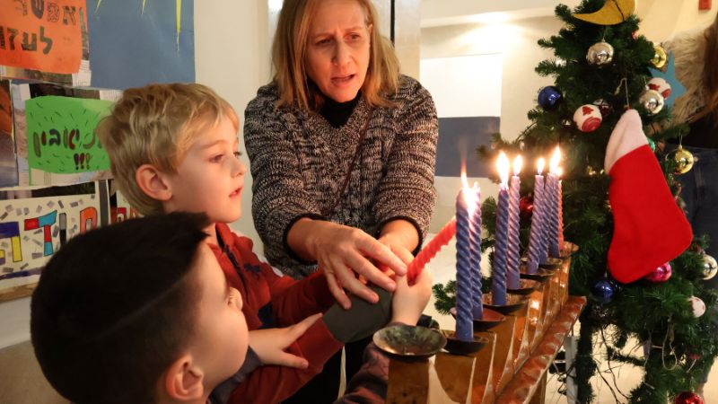 ילדי גנים ערבים ויהודים הדליקו יחד את חנוכיית הערכים