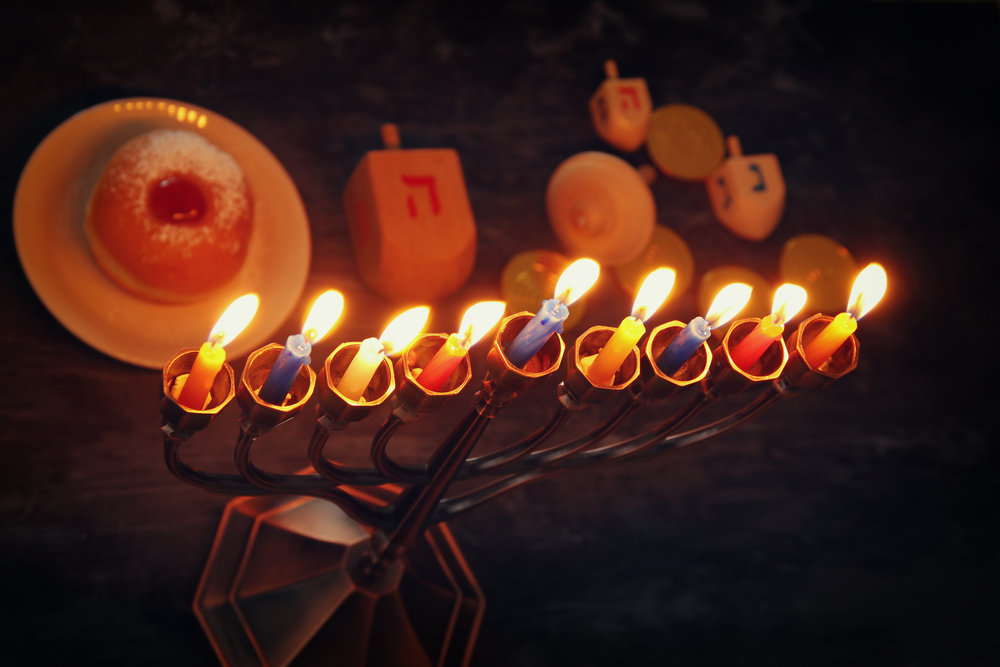 הערב, נר חמישי: הדלקת נרות חנוכה בכיכר החטופים החיפאית