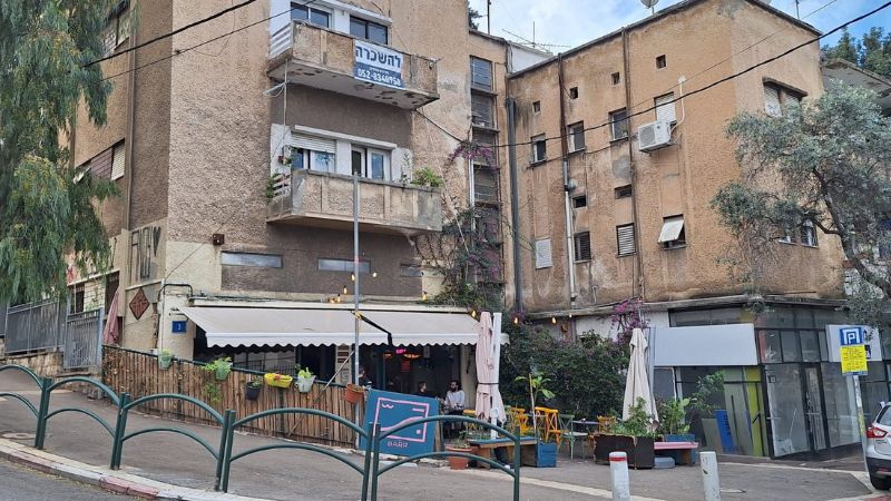 בין דו קיום לחציית קווים: מה קורה בשירותים של בית הקפה ברחוב מסדה?