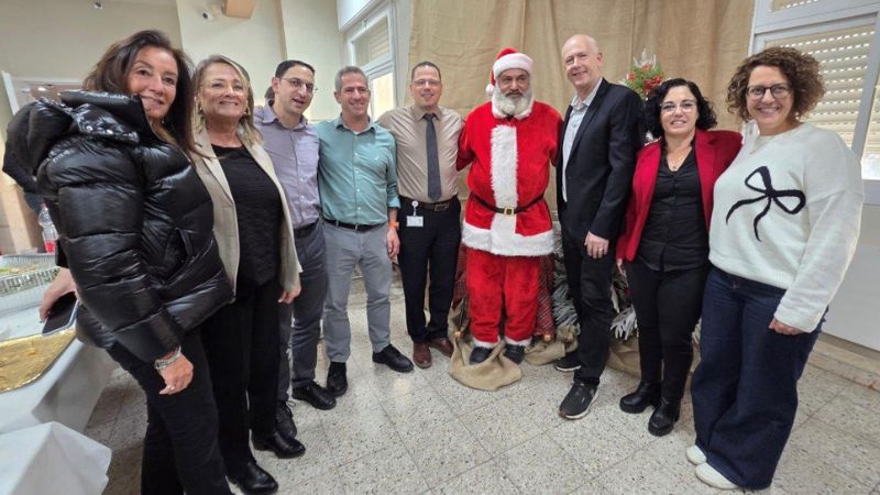 הנהלות כרמל ונצרת עם סנטה קלאוס של בית החולים נצרת | צילום: אלי דדון