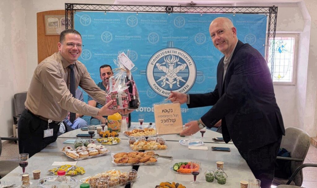 החלפת מתנות לשנה החדשה מנהל כרמל ומנהל נצרת | צילום: אלי דדון