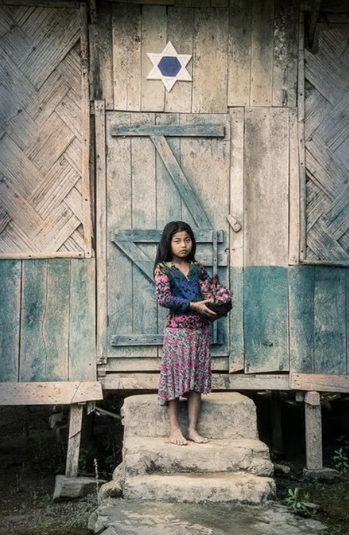 אסא, בחזית בית הכנסת | צילום: דורית לומברוזו