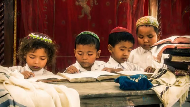 ילדי קהילת בני המנשה מתפללים | צילום: דורית לומברוזו