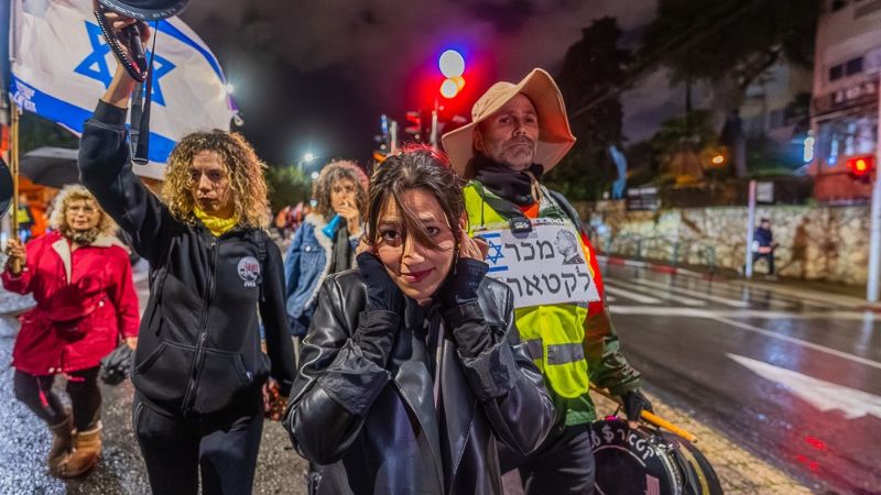 נחקרה באזהרה מפגינה שתקפה את הדר מוכתר בצומת חורב