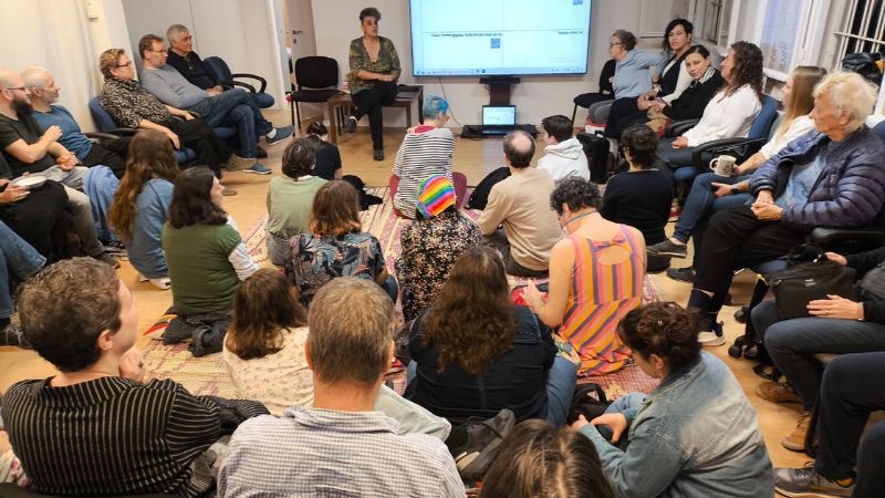 התכנסות פעילים ופעילות במבנה אשה לאשה | צילום: איתמר השש-דניאל