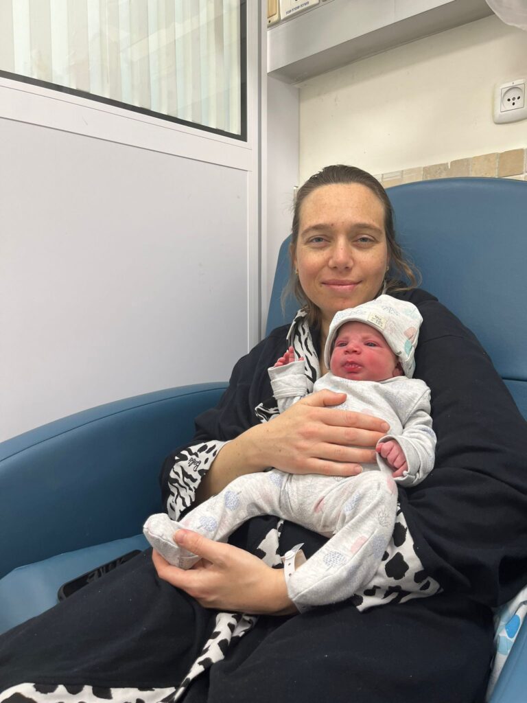 נדיה קולוסוב והבייבי | צילום: הקריה הרפואית רמב