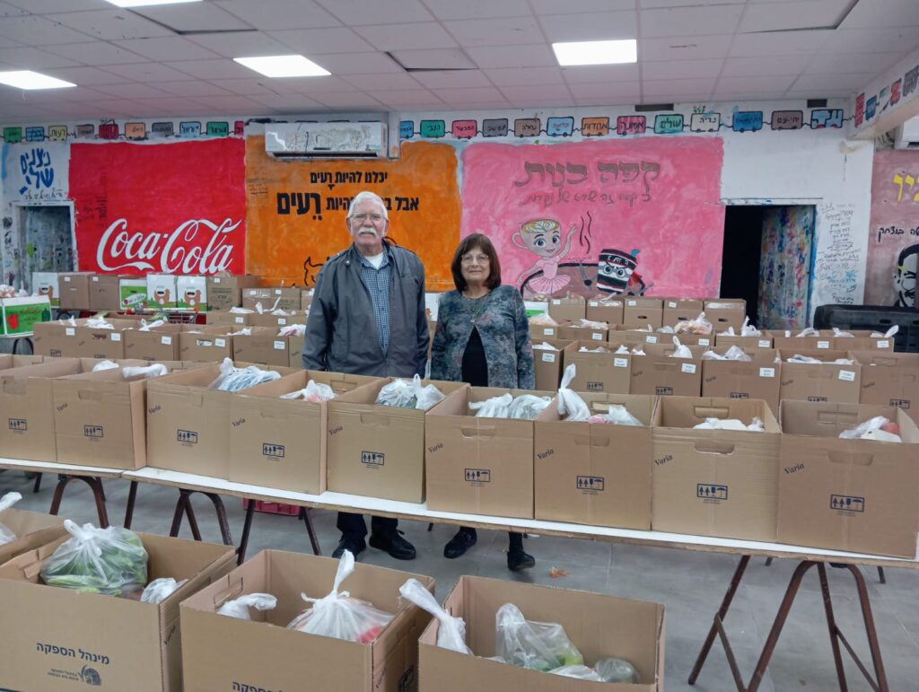 יחיעם גלר ואשתו רנה עם המשלוחים הארוזים | צילום: פרטי