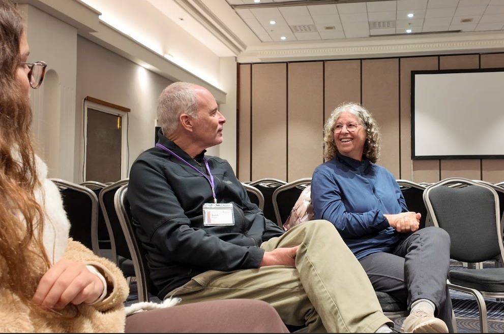 אביבה וקית סיגל במפגש עם התלמידים | צילום: מרכז חינוך ליאו באק