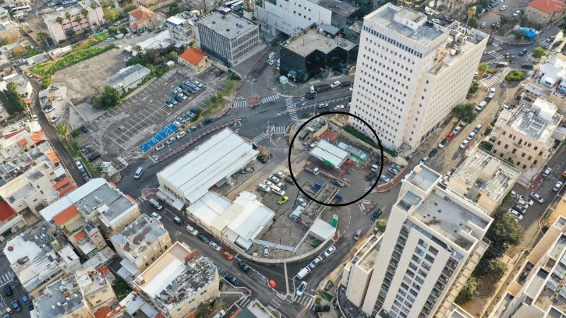תחנת הדלק בצומת הרחובות י.ל. פרץ-חורי מסומנת בעיגול | צילום: ריאליטי