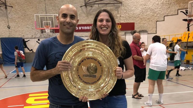 עומרי צירלין עם אשתו וצלחת אליפות הליגה הלאומית לנשים | צילום: אלבום פרטי