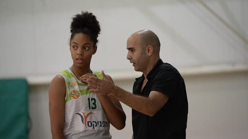 בין גמר היסטורי לפיטורים: עומרי צירלין מסכם 15 שנים בכדורסל הנשי בחיפה
