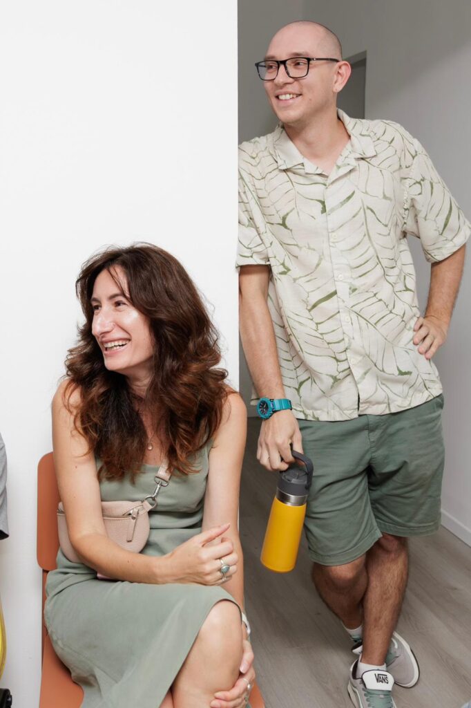 לידיה סטלמך־לזר, מנהלת המתנ״ס, עם ניקו הרכז |צילום: רומן בירמן