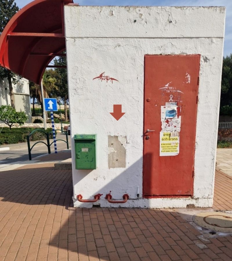 מיקום תיבת הדואר האדומה (מסומן בחץ אדום) שהוסרה ממרכז חלוקת הדואר בגבעת נשר | צילום: חנה יריב