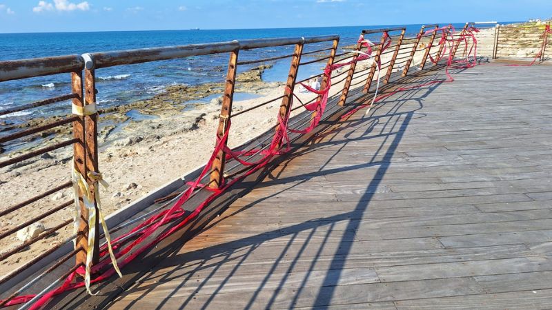 כך נראית הזנחה על קו החוף: גדרות בטיחות חלודות וסרטי אזהרה בטיילת שקמונה