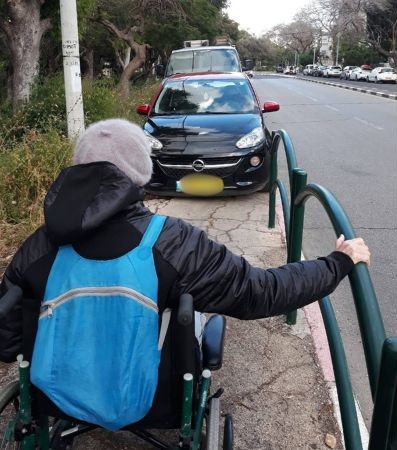 מדרכה חסומה בקרית אליעזר | צילום: Olena Shevchenko‎‏
