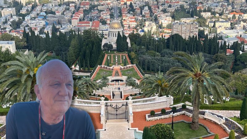 טום אופיר על רקע הגנים הבהאים | צילום: חגית הורנשטיין; מור אדינבורג