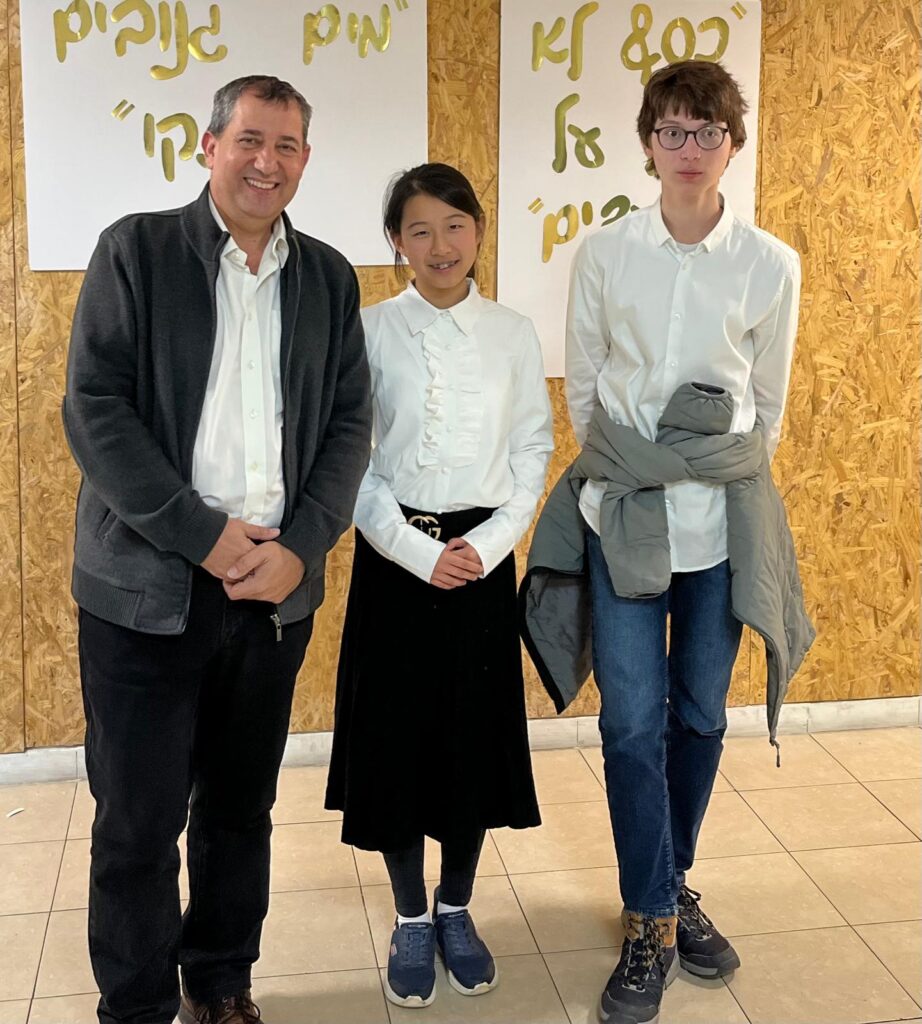 גאורגי ריבניקוב ויעל יאו עם הרב אופק מאיר | צילום: מרכז חינוך ליאו באק