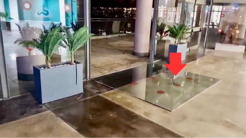 צפו: ויטרינת זכוכית נפלה וחלקים מהתקרה האקוסטית נשרו בעקבות הרוחות העזות בקסטרא