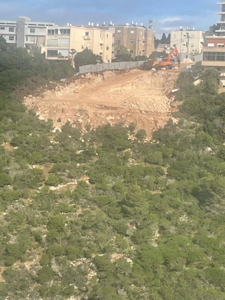 שפך של עודפי חפירה באתר הבנייה ברחוב עובדיה לפני התקנת הגדר | צילום: דינה יוגב