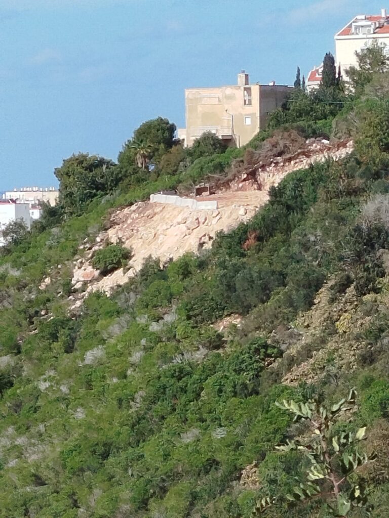 שפך של עודפי חפירה באתר הבנייה ברחוב עובדיה לאחר התקנת הגדר, לא תואם את תגובת העירייה | צילום: דינה יוגב