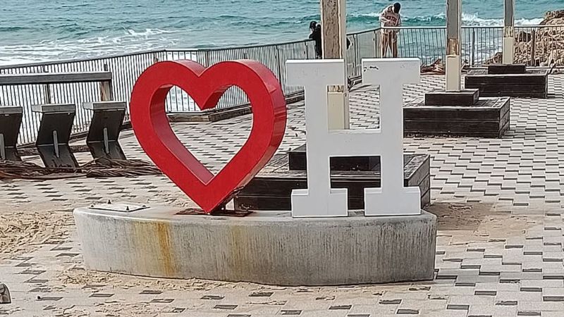 השלט החסר בחוף דדו | צילום: לפי סעיף 27א' לחוק זכויות יוצרים