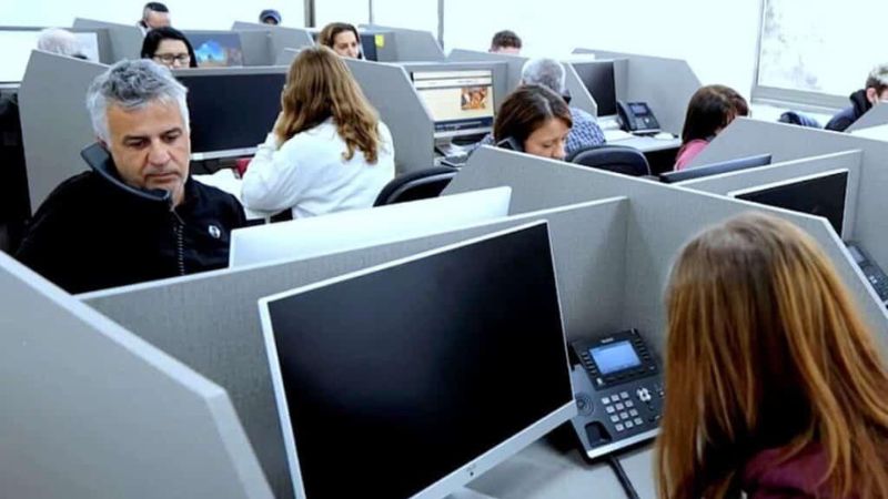 שמעון סבג ומתנדבים במוקד הסיוע | צילום: יח"צ