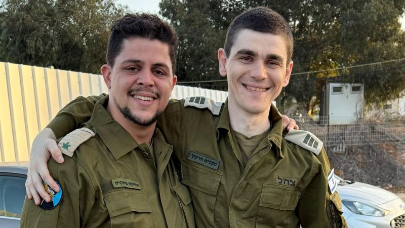 אחיקם ציפקיס ומקסים הרקין על מדי צה