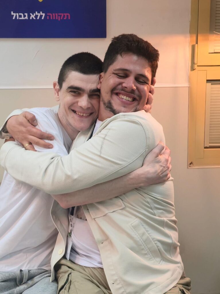 אחיקם ציפקיס ומקסים הרקין ביום השחרור מהשבי | צילום: אלבום פרטי