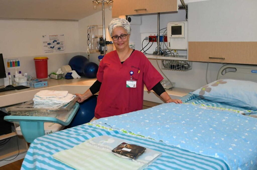 מירי יהלום בחדר לידה בכרמל | צילום: ירון חזן, דוברות כרמל