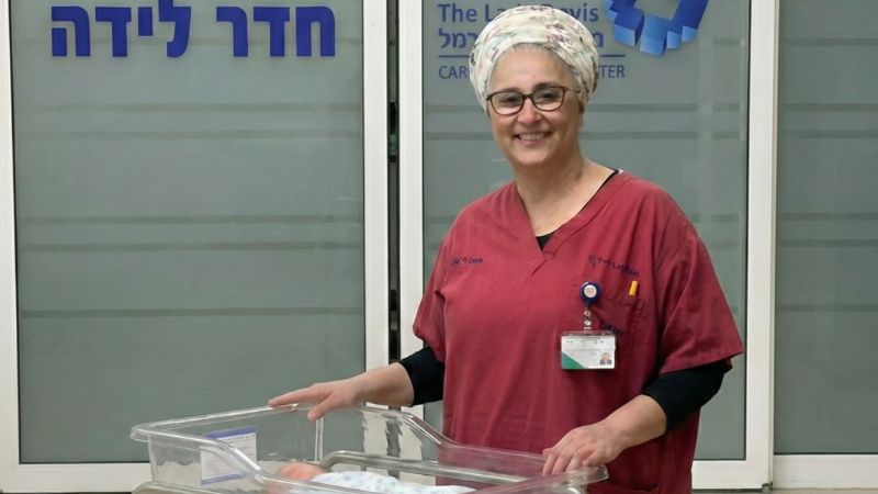 מירי יהלום בכניסה לחדרי לידה | צילום: ירון חזן, דוברות כרמל