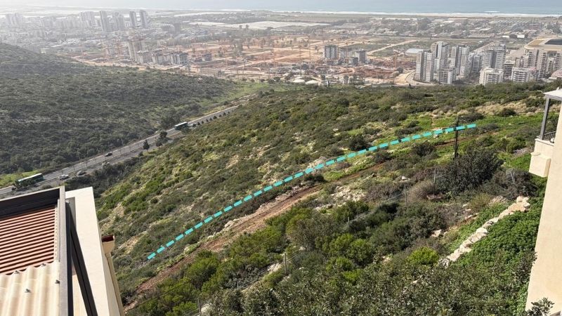 השביל שסלל הבובקט מתחת לרחוב הרופא (מסומן בכחול) | צילום: יעל משלר ענבר