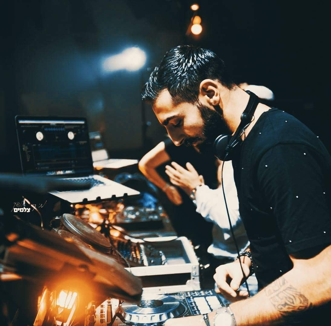 די ג'יי אסף כהן | צילום: מיקי אופק צלמים