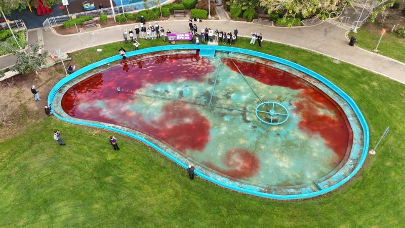 במחאה על האלימות בחברה הערבית – המזרקה בגן הזיכרון נצבעה באדום