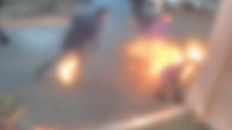 מילא בקבוק בבנזין, הזעיק את המשטרה והצית שני שוטרים | תיעוד האירוע