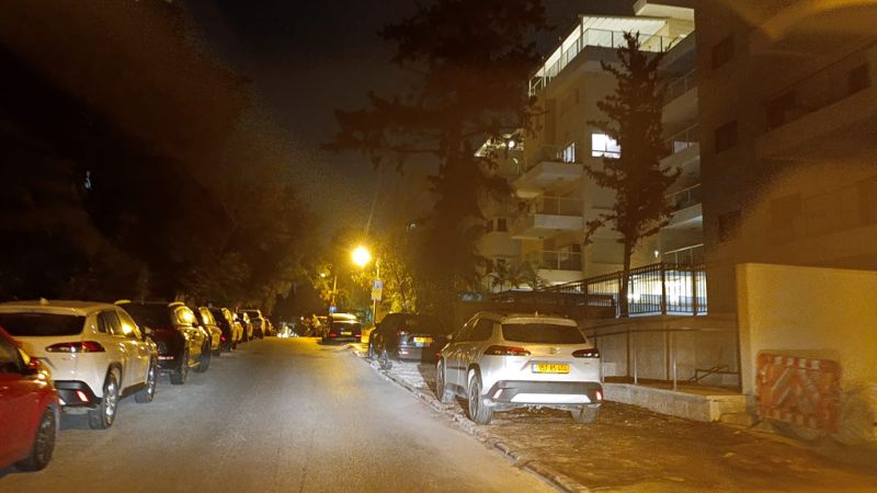 גם בלילה חונות מכוניות על המדרכה ברחוב היינריך היינה 19, כרמליה | צילום: אורון רוס