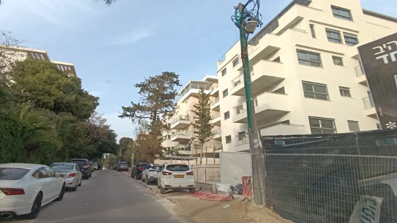 מצד ימין, מכוניות חונות על המדרכה ברחוב היינריך היינה 19, כרמליה | צילום: אורון רוס