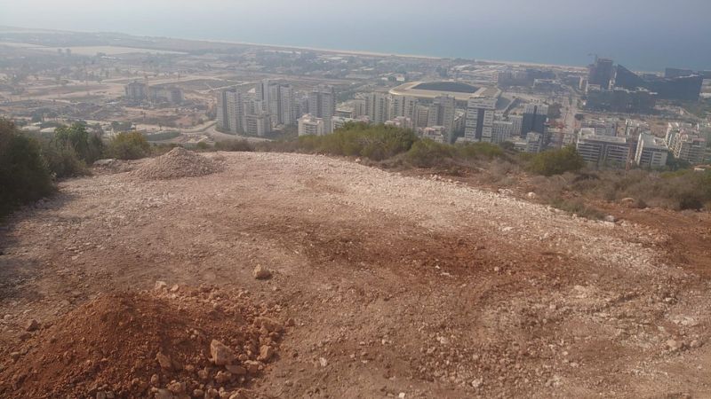 משטח האדמה שנותר לאחר העבודות | צילום: עומר בן זקן