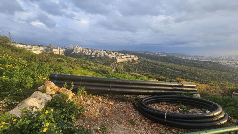 צינורות תשתית פזורים מתחת לרחוב הרופא 45 | צילום: עומר בן זקן