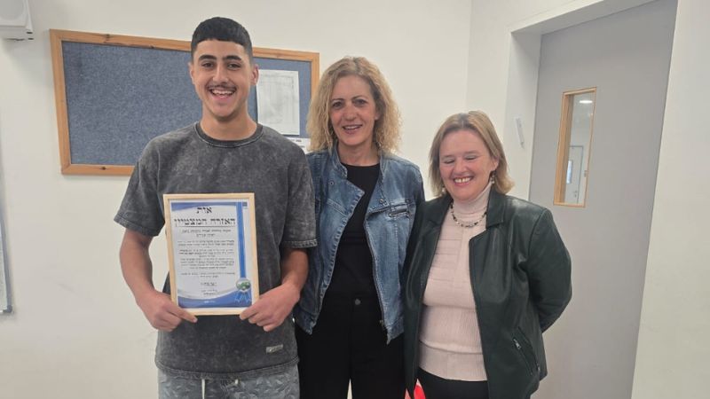 איתן אנרייט עם תעודת ההוקרה, מנהלת חוגים והמחנכת נורית שניידר | צילום: אלבום פרטי