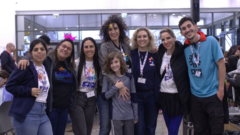 אפרת ליכטמן, מנכ״לית עמותת גדולים מהחיים (שלישית מימין) ומתנדבים | צילום: עומר מוזר