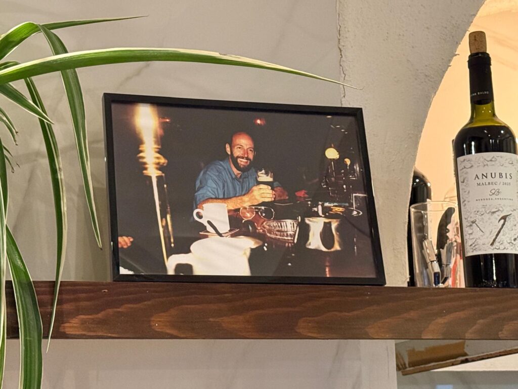 הסבא משקיף מלמעלה. יודי פיצה בירה | צילום: חגית הורנשטיין