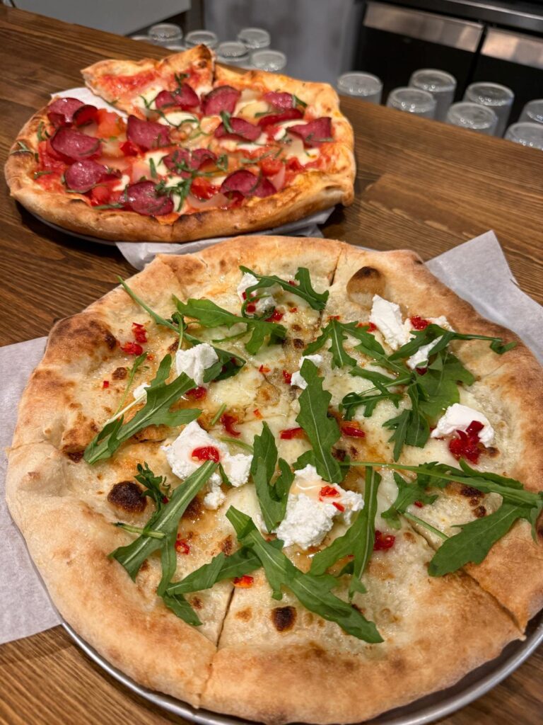 פיצה עיזים ודבש ופיצה פפרוני. יודי פיצה בירה | צילום: חגית הורנשטיין