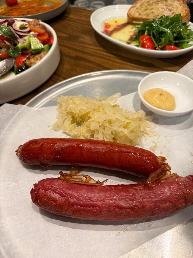 נקניקיות עם חרדל וכרוב כבוש. יודי פיצה בירה | צילום: חגית הורנשטיין