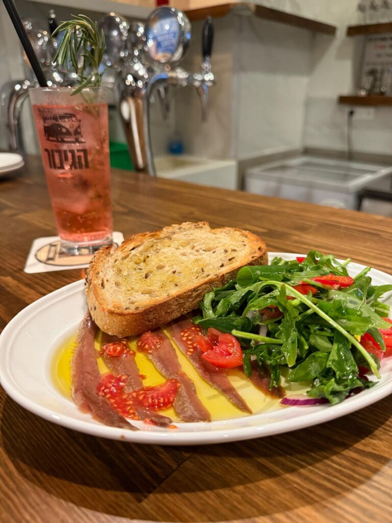 אנשובי. יודי פיצה בירה | צילום: חגית הורנשטיין