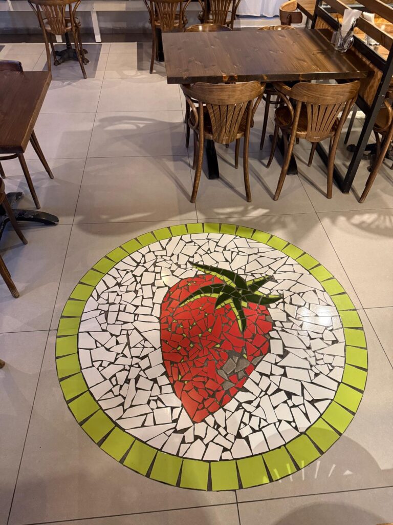 היהפוך התות את עורו והתחפש לעגבנייה? | צילום: חגית הורנשטיין