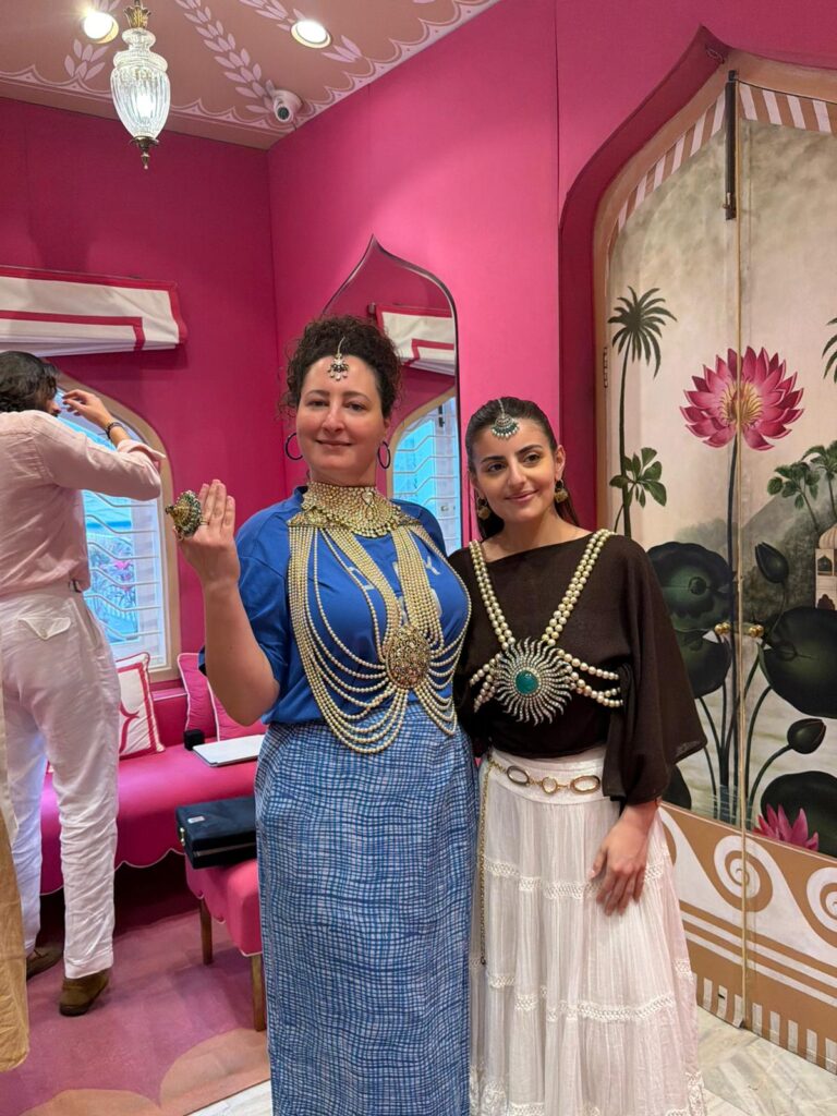 דר' רחל גץ-סלומון, ראש החוג לעיצוב אופנה עם סירין, סטודנטית בחוג | צילום: יח